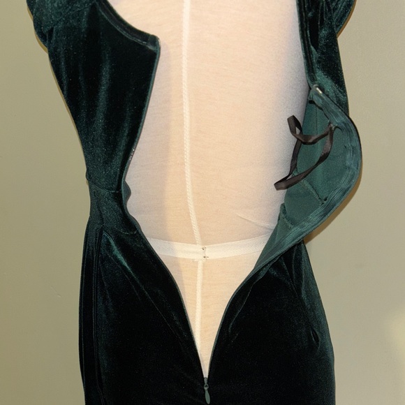 Elegant Off-Shoulder Green Velvet Dress - Picture 7 of 8